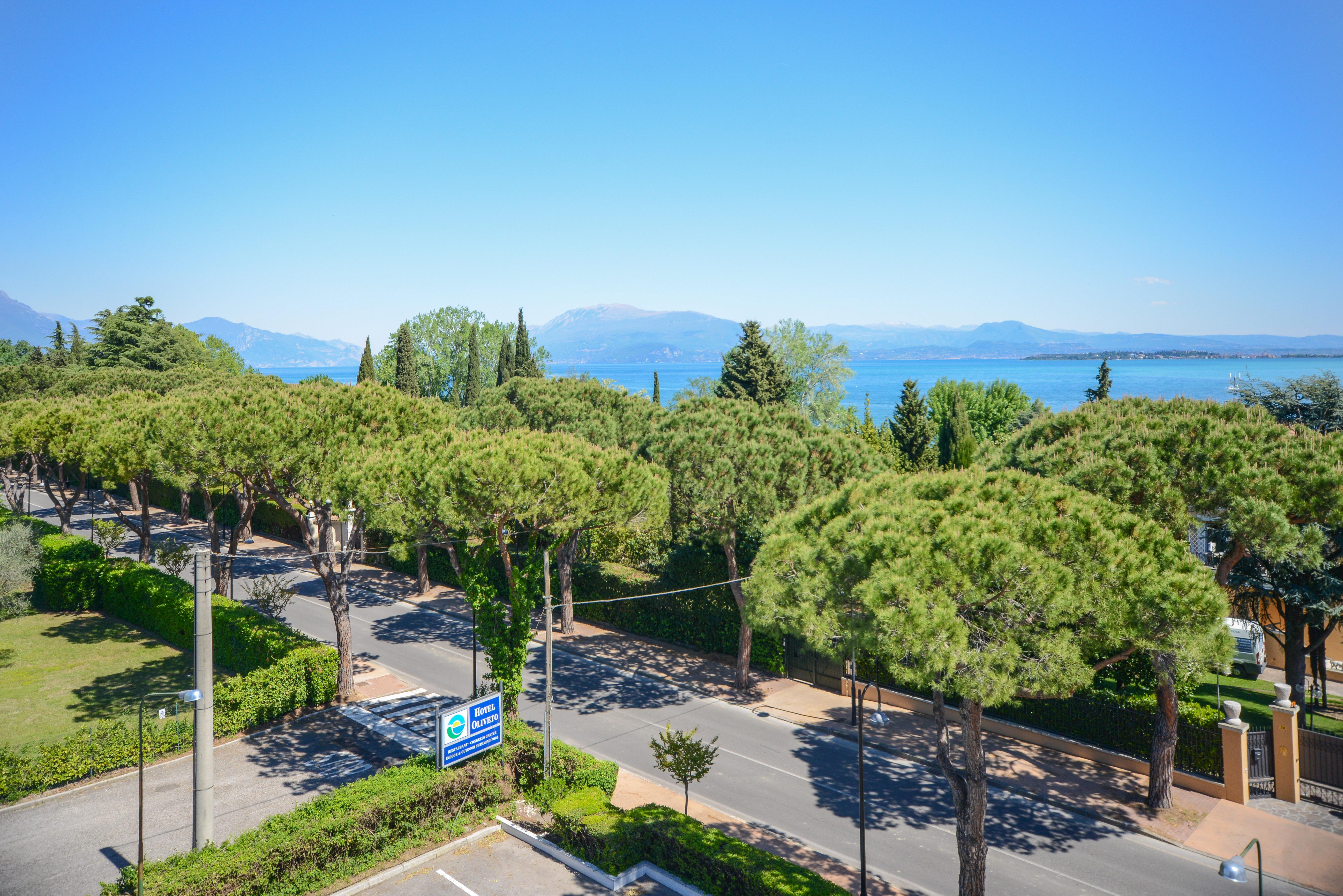 Hotel Oliveto Дезенцано-дель-Гарда Экстерьер фото