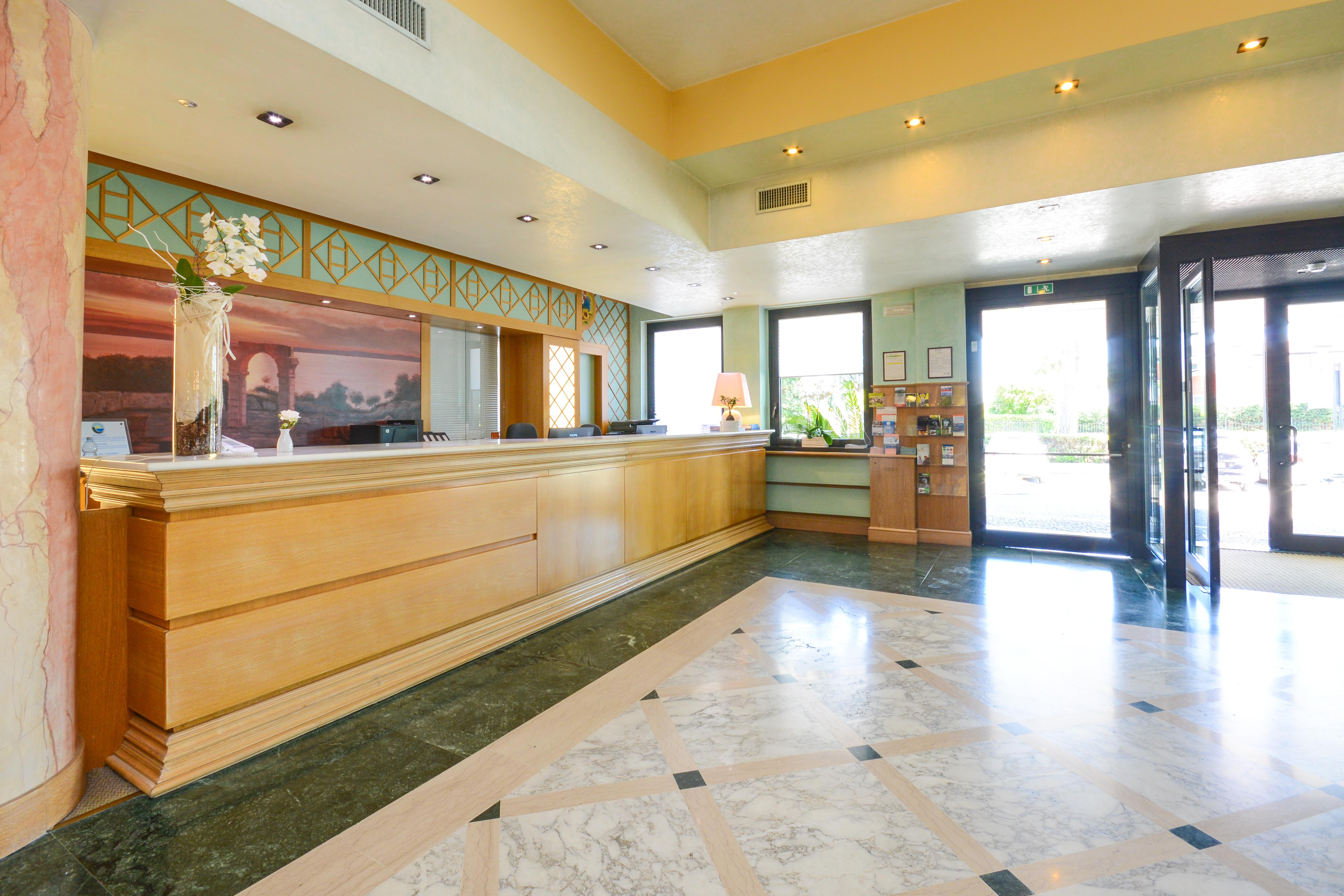 Hotel Oliveto Дезенцано-дель-Гарда Экстерьер фото