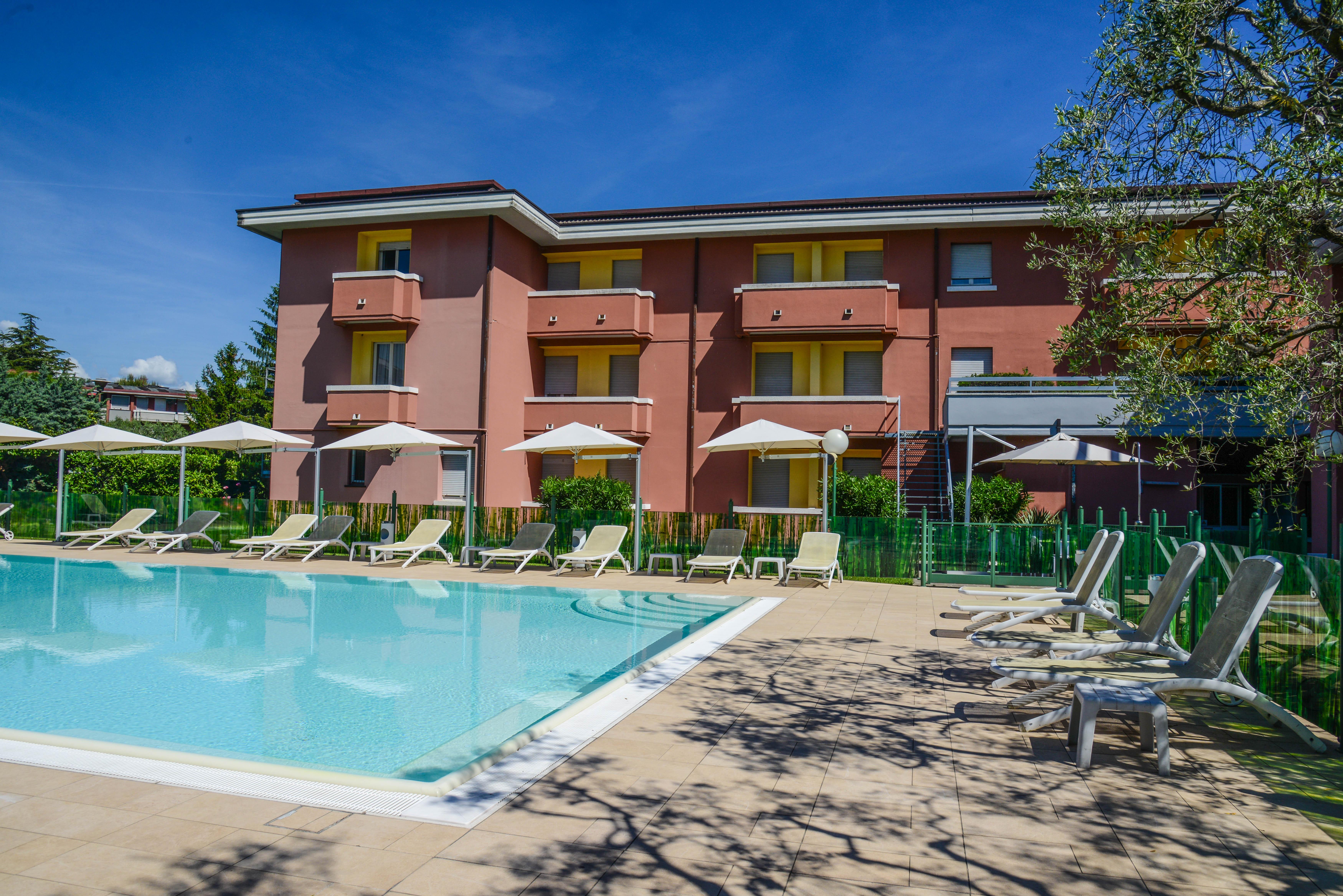 Hotel Oliveto Дезенцано-дель-Гарда Экстерьер фото