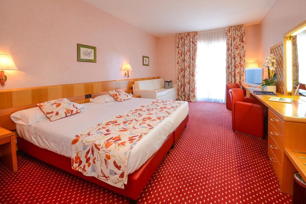 Hotel Oliveto Дезенцано-дель-Гарда Экстерьер фото