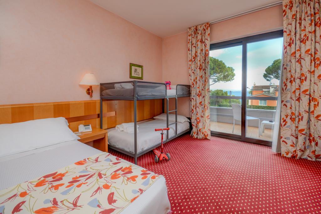 Hotel Oliveto Дезенцано-дель-Гарда Экстерьер фото