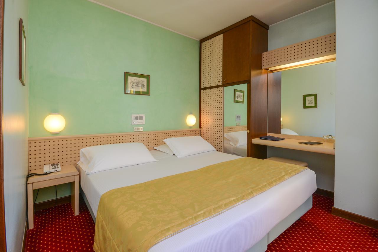 Hotel Oliveto Дезенцано-дель-Гарда Экстерьер фото