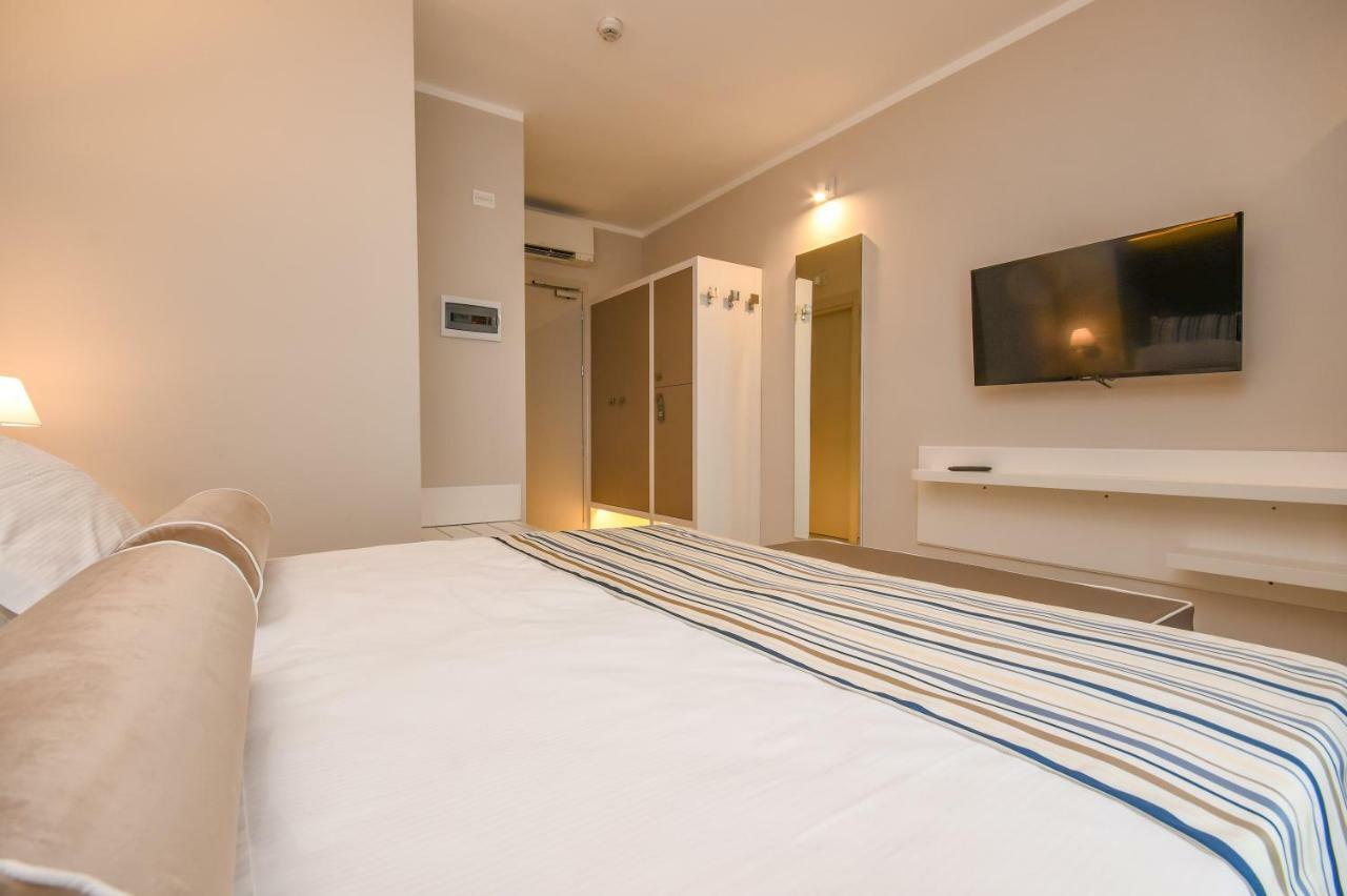 Hotel Oliveto Дезенцано-дель-Гарда Экстерьер фото